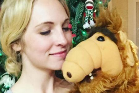 Candice King mit ihrem Kuscheltier aus der Kindheit Candice King mit ihrem Kuscheltier aus der Kindheit