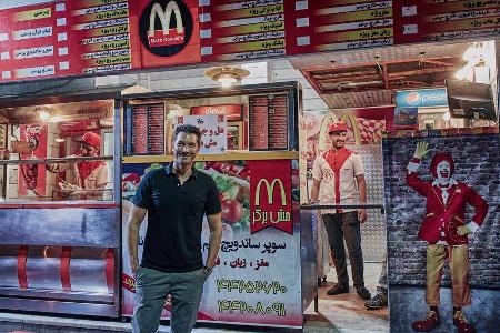 Stefan Gödde vor einer Fake-McDonalds-Filiale im Iran