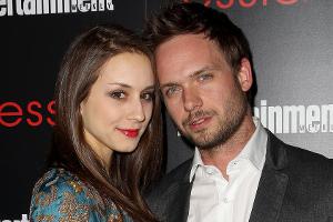 Troian Bellisario und Patrick J. Adams haben geheiratet