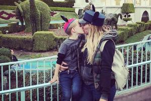 Hilary Duff für Kuss-Foto mit ihrem Sohn kritisiert