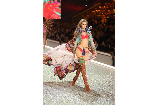 ...auch, weil ihre Schwester Gigi Hadid mitlief und ihr hinter der Bühne das Händchen halten konnte. Das tut sie...