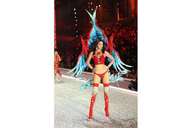 ...auch gerne mit ihrer besten Freundin Kendall Jenner, die dieses Jahr genau wie sie bereits zum zweiten Mal über den Laufs...