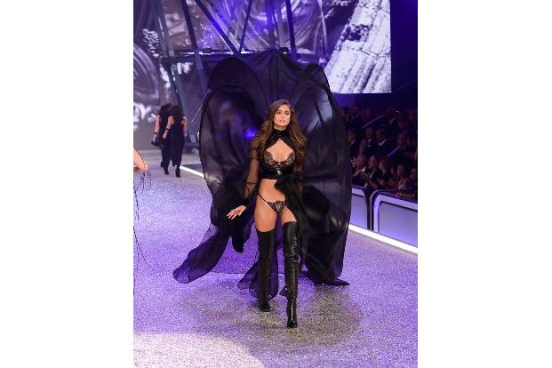 ...das amerikanische Model Taylor Hill zählt zu den Auserwählten - selbst wenn sie hier keine Flügel trägt, sondern einen la...