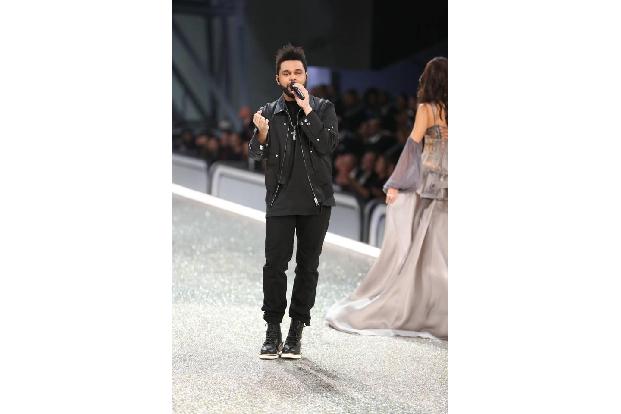 ...The Weeknd drunter trug, bleibt wohl sein Geheimnis. Er traf bei der Show übrigens auf seine Exfreundin Bella Hadid. Ob...