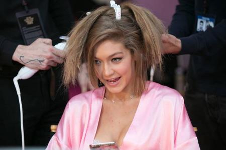 ...in Sachen Haare ist nicht alles echt bei den Laufstegbeautys: Neben frisch gelockten Wellen tragen Models wie Gigi Hadid ...