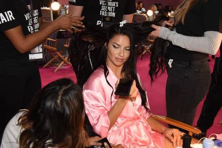 ...echter Vollprofi ist Adriana Lima - sie machte diese ganze Prozedur nun tatsächlich schon zum 18. Mal mit - ihr Debüt fei...