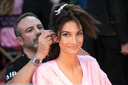 ...2009 ist dagegen Lily Aldridge dabei. Auch sie ist das Herumgefummel an sich also mittlerweile gewöhnt. Wirklich...