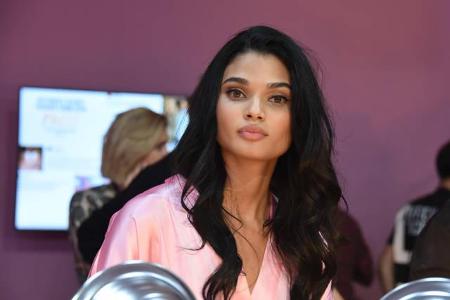 ...nicht zu viel zu machen gibt es bei Sara Sampaio, die die Schönheitsbehandlung schon hinter sich hatte. Das...