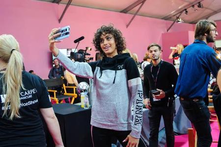 ...alles muss natürlich fotografisch festgehalten werden: Für Alanna Arrington war es auch immerhin das erste Mal, dass sie ...