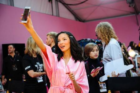 ...wie das chinesische Supermodel Xiao Wen Ju. Auch sie wollte diesen Moment wohl später noch ihren Kindern zeigen. Natürlic...