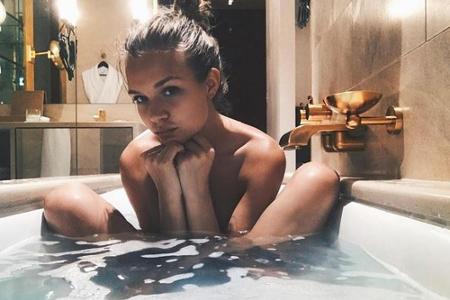 Josephine Skriver zeigt, wie man sich auch Zuhause erholen kann: Sie gönnte sich ein wohltuendes Bad.