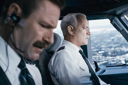 Tom Hanks (r.) verkörpert in seinem neuen Film den Piloten Chesley B. Sullenburger Tom Hanks (r.) verkörpert in seinem neuen Film den Piloten Chesley B. Sullenburger