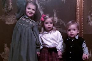 Posieren beim Weihnachtsessen: Prinzessin Estelle, Prinzessin Leonore und Prinz Nicolas (v.l.)
