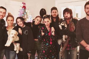 Miley Cyrus und Liam Hemsworth legen Weihnachten vor