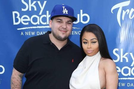Blac Chyna soll Rob Kardashian angeblich nur heiraten wollen, um an seinen berühmten Nachnamen zu kommen Blac Chyna soll Rob Kardashian angeblich nur heiraten wollen, um an seinen berühmten Nachnamen zu kommen