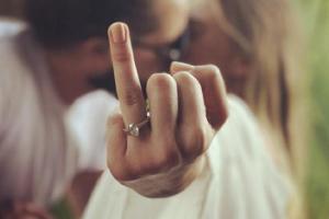Margot Robbie zeigt den Finger - und den Ring