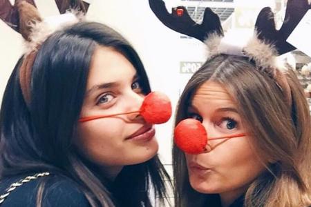 Sara Sampaio (l.) und Natacha Padrão Ribeiro sind in Weihnachtsstimmung Sara Sampaio (l.) und Natacha Padrão Ribeiro sind in Weihnachtsstimmung