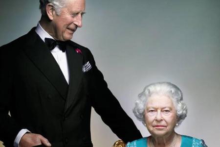 Das neue Porträt aus dem britischen Palast: Prinz Charles und die Queen Das neue Porträt aus dem britischen Palast: Prinz Charles und die Queen
