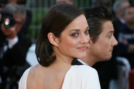 Marion Cotillard bei einer Filmpremiere im rückenfreien, weißen Kleid