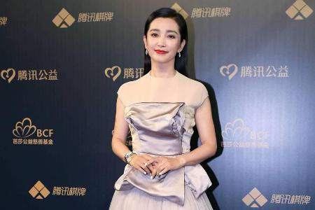 Li Bingbing in einem romantischen Kleid aus Seide und Chiffon Li Bingbing in einem romantischen Kleid aus Seide und Chiffon