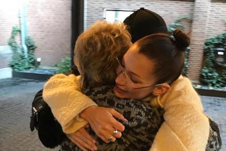 Was für eine Freude: Bella Hadid überrascht ihre Oma in Amsterdam Was für eine Freude: Bella Hadid überrascht ihre Oma in Amsterdam