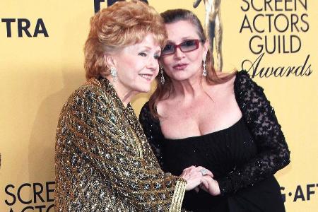 Carrie Fisher zusammen mit ihrer Mutter Debbie Reynolds (l.) bei den SAG Awards im Januar 2015 Carrie Fisher zusammen mit ihrer Mutter Debbie Reynolds (l.) bei den SAG Awards im Januar 2015