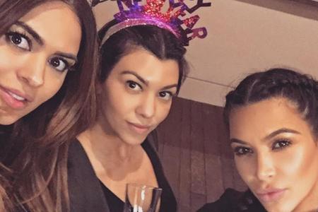 Kourntey (l.) und Kim Kardashian vertreiben sich die Zeit an Silvester mit Selfies, es geht aber auch anders