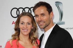 Sven Hannawald strahlt mit seiner schwangeren Frau um die Wette