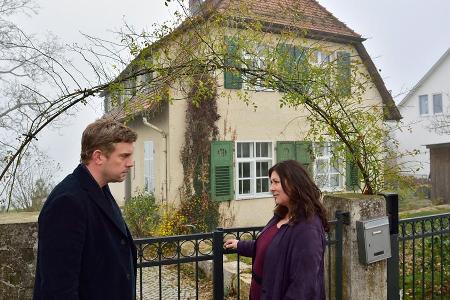 Kai Perlmann (Sebastian Bezzel) und Klara Blum (Eva Mattes) vor dem Haus der Kommissarin