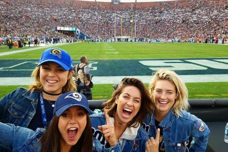 Nina Dobrev mit ihren Freundinnen Nina Dobrev mit ihren Freundinnen