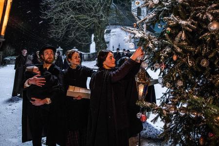 Bevor der Weihnachtsgottesdienst beginnt, dekoriert Marie (Maria Ehrich, r.) den Christbaum vor der Kirche mit ihren selbstg...