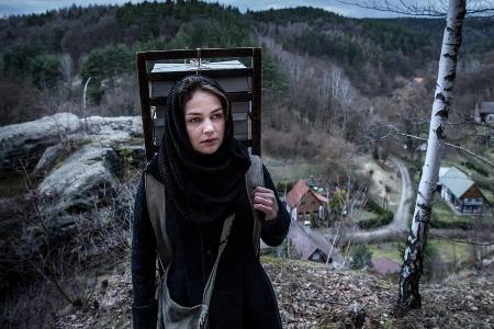 Nach dem Tod des Vaters ist Johanna (Luise Heyer) kein Weg zu weit, um für sich und ihre Schwester Marie zu sorgen. In Sonne...