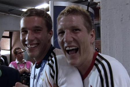 Ziemlich genau zehn Jahre ist es her, als Lukas Podolski (l.), Bastian Schweinsteiger und der Rest der deutschen Nationalman...