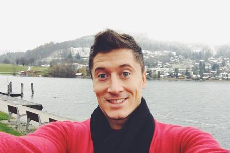 Robert Lewandowski ist in seiner Heimat Polen ein Volksheld. Insgesamt folgen dem Bayern-Stürmer 8,3 Millionen Fans bei Face...