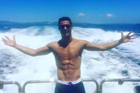 Gold kann nur an einen gehen: Cristiano Ronaldo. Der Portugiese hängt mit 112,2 Mio. Fans auf Facebook alle anderen um Länge...