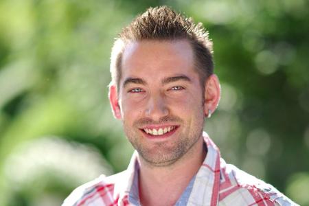 Daniel (25), der attraktive Jungbauer, kümmert sich auf 35 Hektar Grünland in NRW um 18 Schafe und Lämmer, sieben Rinder, zw...