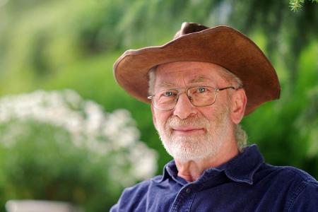 Fritz (69), der herzliche Hobbybauer, zog von Brandenburg nach Schweden. Hier kümmert er sich um drei Schafe und viele Apfel...