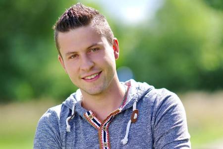 Martin (28), der charmante Chiemgauer, ist kein typischer Bauer. Er mag Bewegung, Action und keine Langeweile. Er hat 45 Mil...