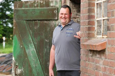 Torsten (40), der sanfte Riese aus der Lübecker Region, kümmert sich um 80 Milchkühe. Seine zukünftige Traumfrau sollte 
