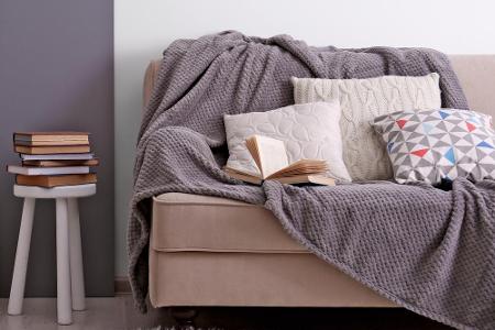 Ein Plaid (zum Beispiel aus Schurwolle) ist das perfekte Herbst-Teil. Auf dem Bett oder Sofa platziert, wirkt es einladend u...