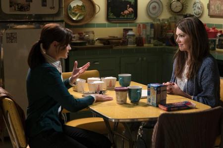 Lorelai (Lauren Graham, r.) und Rory (Alexis Bledel) setzen im Revival 
