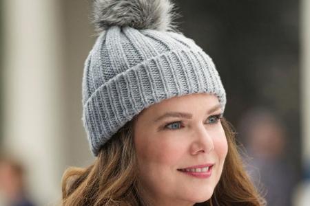 Ob Lorelai nach wie vor mit Sookie (Melissa McCarthy) und Michel (Yanic Truesdale) das Dragonfly Inn leitet, bleibt abzuwart...