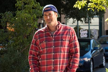 Luke Danes hat auch neun Jahre später noch seinen typischen Look: Jeans, Karohemd und Kappe auf dem Kopf.