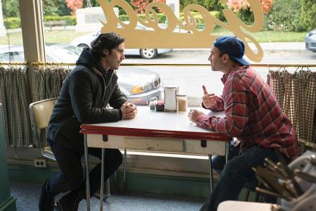 Oder hat sein Neffe Jess (Milo Ventimiglia, l.) mal wieder für Ärger gesorgt? Der Ex-Freund von Rory ist angeblich in drei F...