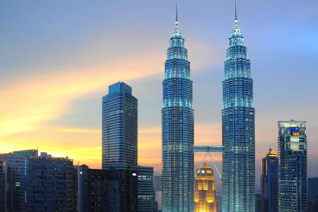 PLATZ 20 Petronas Towers, Kuala Lumpur: Die Zwillingstürme, errichtet vom gleichnamigen Mineralölkonzern, zählen zu den High...