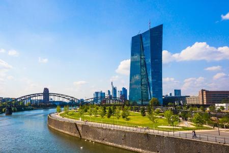 PLATZ 16 EZB-Gebäude, Frankfurt am Main: Im Ostend der Finanzmetropole werden die richtig großen Deals abgeschlossen. Rund 2...