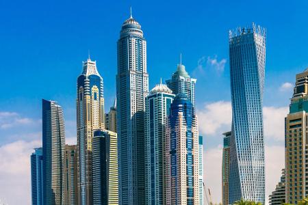PLATZ 11: Princes Tower, Dubai: Das zweithöchste Gebäude Dubais (413 Meter, Bildmitte, silberne Kuppe) transportiert seine 3...
