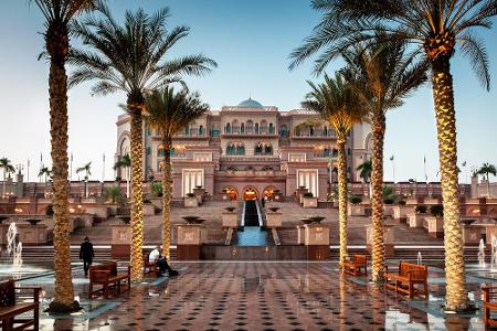 PLATZ 7: Emirates Palace Hotel, Abu Dhabi: Wie ein Hotel aussieht, das der Herrscherfamilie von Abu Dhabi gehört? So! Hier w...