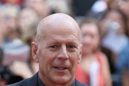Bruce Willis zeigt, dass man auch mit 61 Jahren das Zeug zum Action-Star und Frauenschwarm hat. Haare sind dabei vollkommen ...