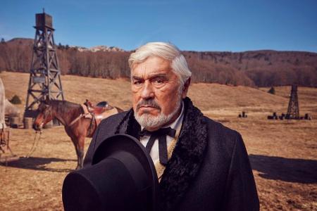 Mario Adorf verkörpert Santer Senior. Er ist einer der reichsten Männer Amerikas und hat die Erfahrung gemacht, sich mit Gel...